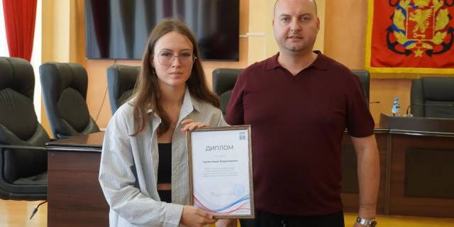 Иван Кошель вручил дипломы юным художникам и передал картины защитникам Крымского моста