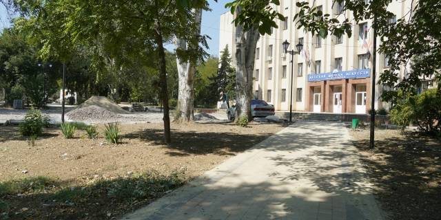 В Керчи завершается благоустройство территории у школы искусств имени Романа Сердюка