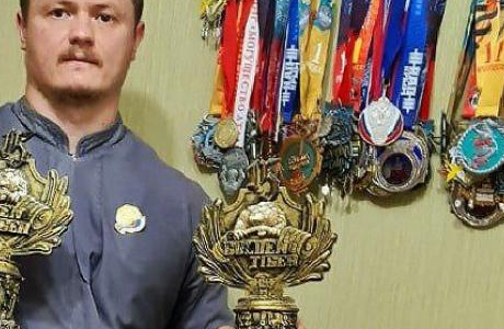 Как православный священник в Крыму учит детей меряться силой